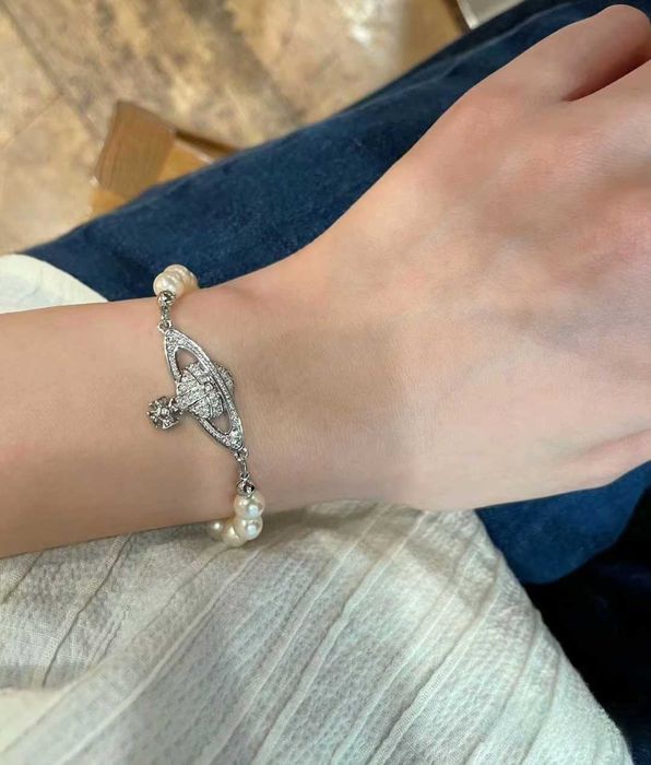 Bransoletka Vivienne Westwood w kolorze perłowo-srebrnym