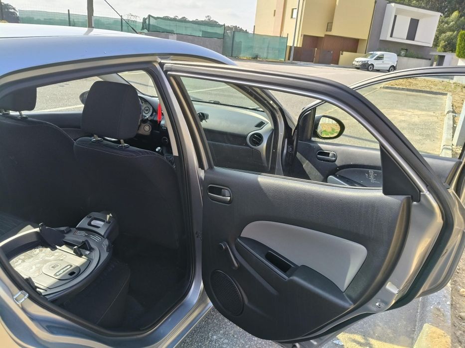 Mazda 2 de 5 lugares com 230.000km apenas  um dono .