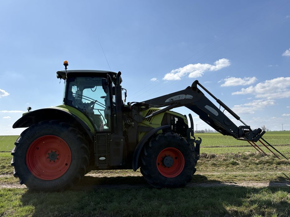 Claas Axion 810 z ładowaczem czołowym