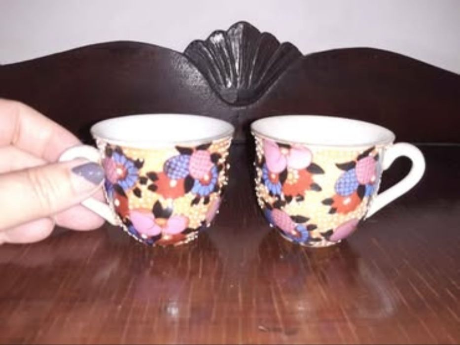 2 chavenas de café,  trabalhadas com relevos