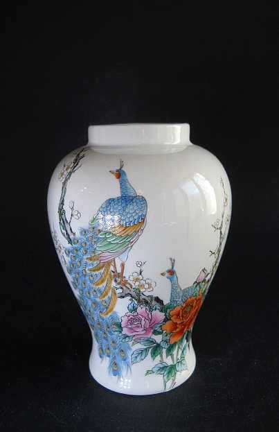 Три Японские интерьерные фарфоровые вазы с изображением роз и павлинов