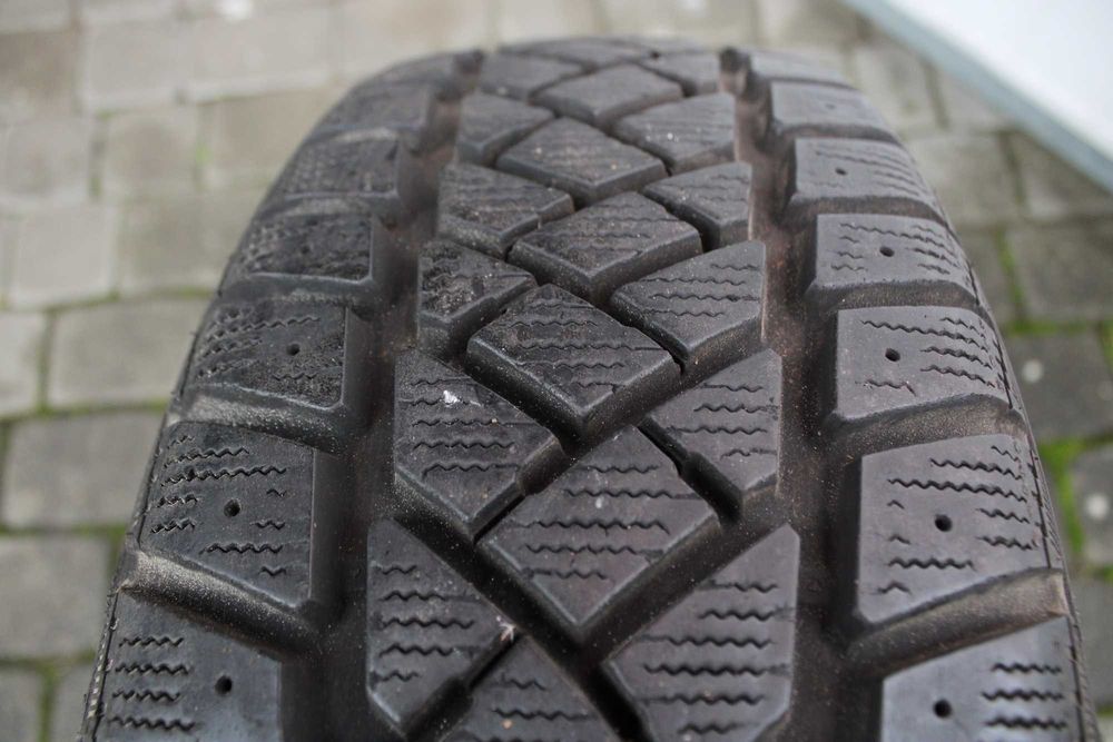 Jedna opona Dunlop 205/65 R16C M+S bieżnik 10mm DOT 28/17