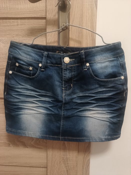 Damska jeansowa mini spódniczka z przetarciami