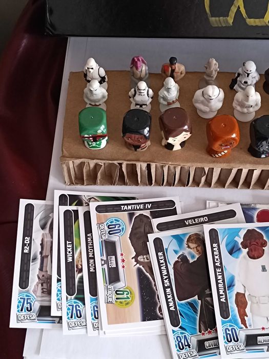 Conjunto de Bonecos e cartas Star Wars