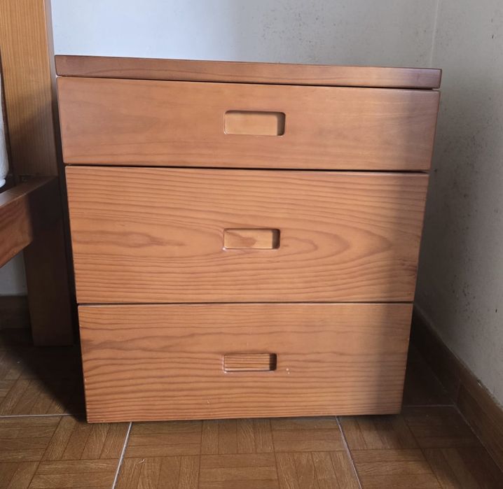 Conjunto: cama com colchão, dois criados-mudos e uma cômoda com espelho.