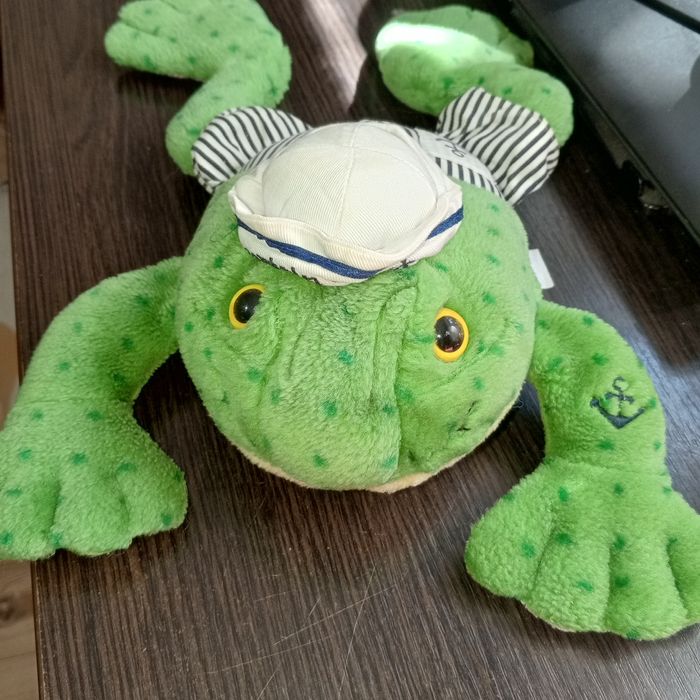 Лягушка плюшевая капитан Кроук от BOOTS