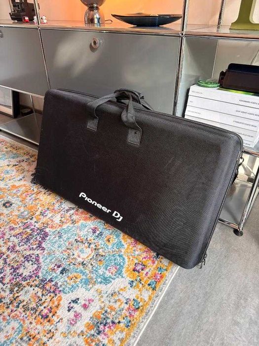 Sistema de DJ «tudo-em-um» Pioneer XDJ-XZ com saco e capa.
