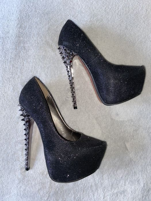 Блискучі туфлі на підборах