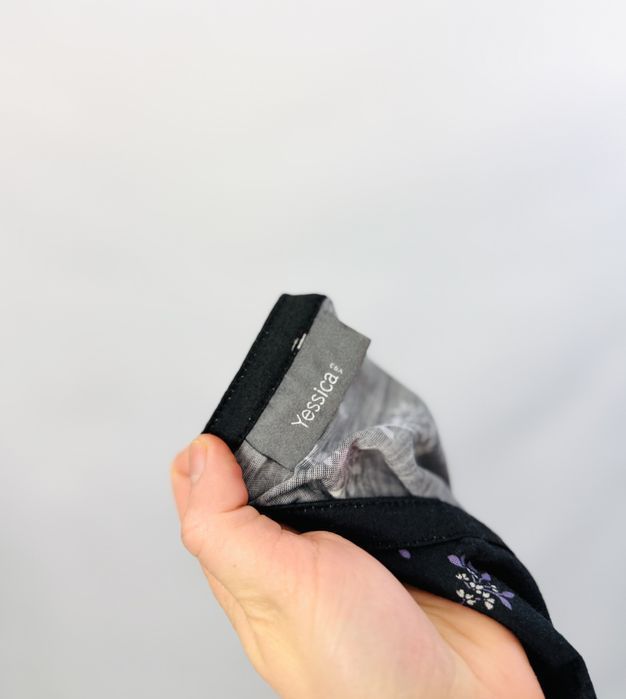 Czarna bluzka w kwiaty z wiązaniem M 38