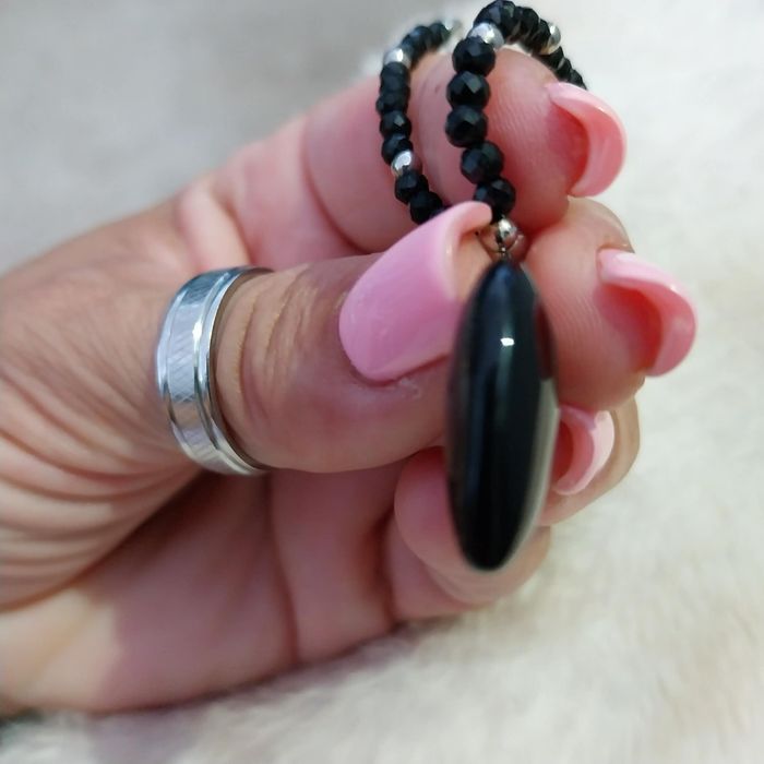 Colar Prateado com Contas Pretas e Pendente Coração em Pedra Natural Onix