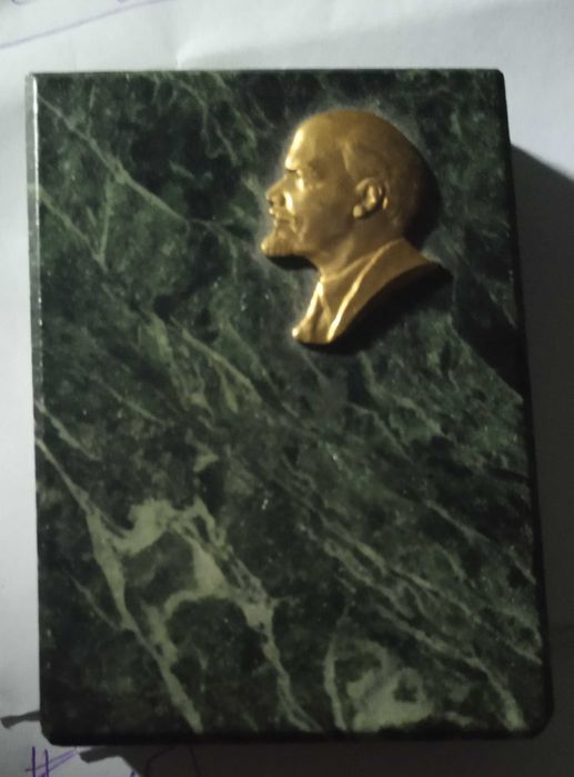 Настольний барел'єф Леніна