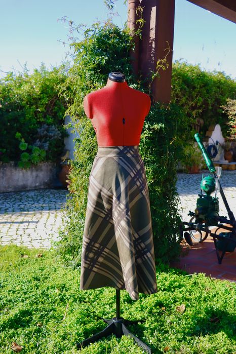 Saia modesta com padrão xadrez