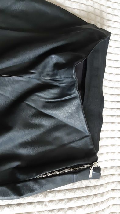 Spodnie skóra ze złotymi ozdobami