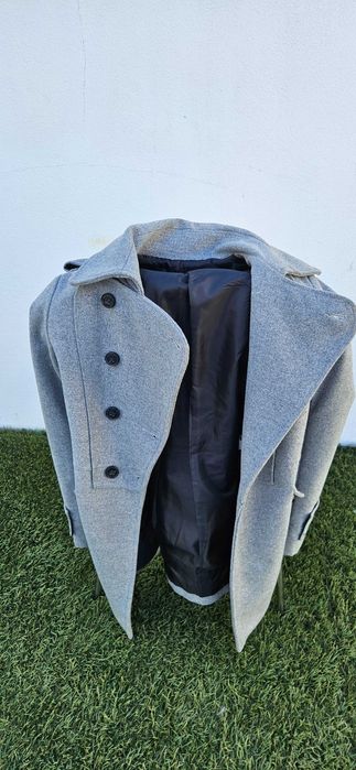 Casaco comprido cinzento em bom estado de cor cinzento.