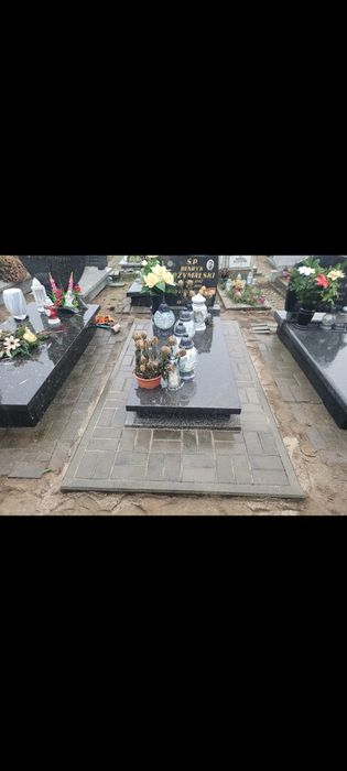 Układanie kostki brukowej wokół nagrobków naprawa kostki na cmentarzu
