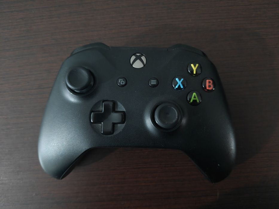 xbox one x 1 tb +2 джойстика