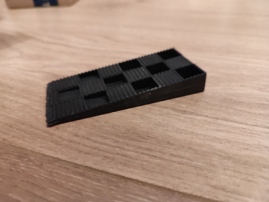 Kliny montażowe do drzwi używane 1 cm