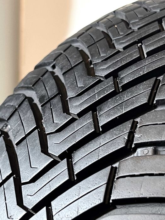 Pneus Continental All-Season Contact - 215/60/17 - Como NOVOS