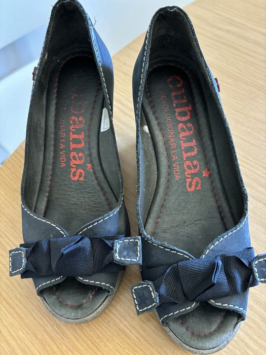 Sapatos de salto em cunha marca Cubanas