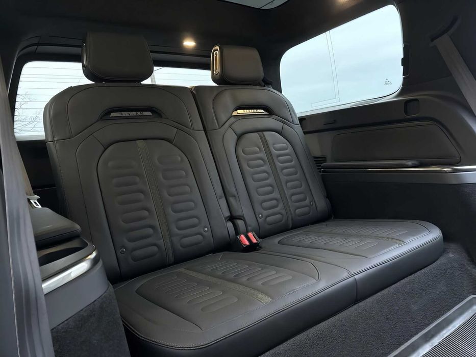 Rivian R1S      2022