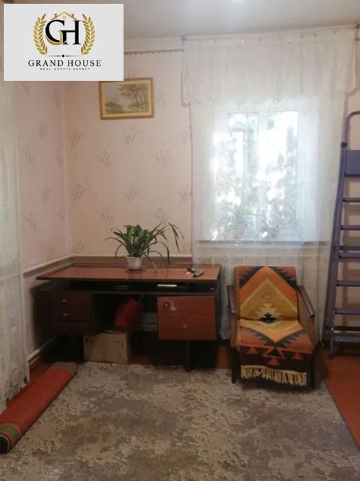 Продам будинок з ексклюзивною земельною ділянкою в центрі міста.
