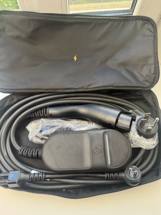 Оригінальна зарядка Rivian / EVSE 110–240V 32A Level 1/2 НОВА USA (2 кабелі)