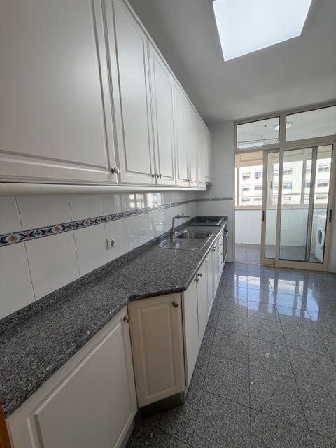 Apartamento T2 com Box no Carvalhido – Excelente Localização e Áreas Generosas — Paranhos, Porto