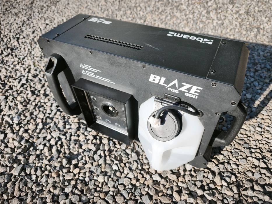 Pionowa wytwornica dymu z LED BeamZ Blaze800