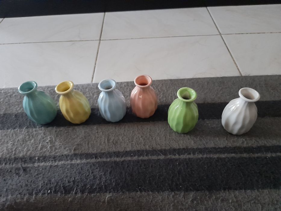 Pequenos vasos de cerâmica para decoração