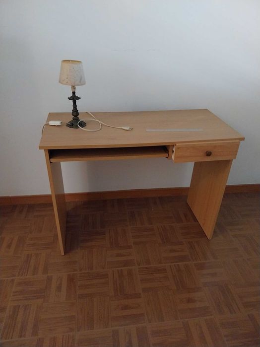 Vendo Roupeiro e secretária de quarto