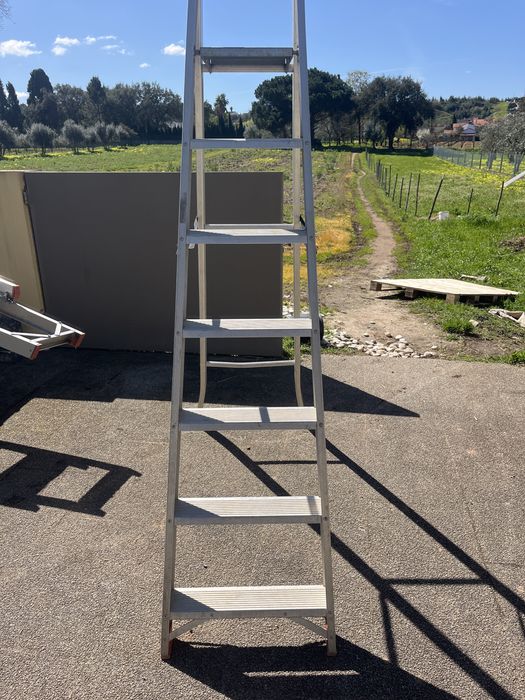 Escadote 7 degraus bom estado.