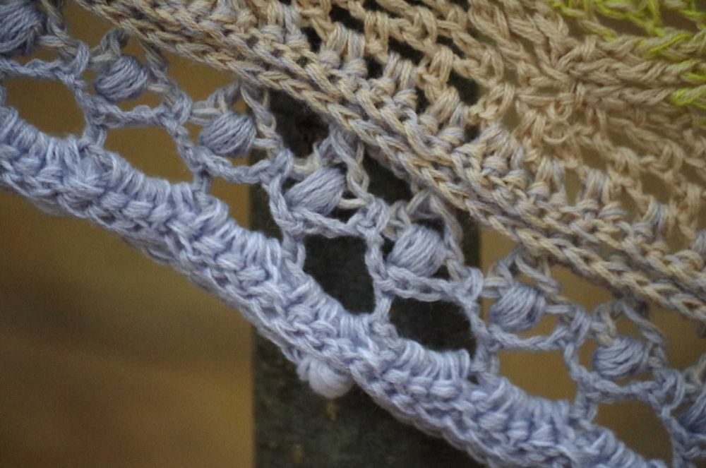 Niespotykana chusta w leśnych kolorach.