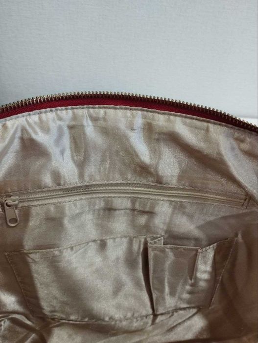 Сумка жіноча. Стан нової. Вміщує ноутбук, планшет, великі підручники.