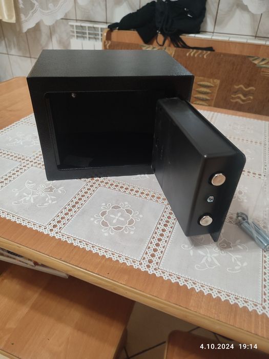 Nowy czarny sejf z kluczykami