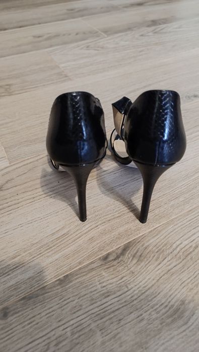 Sandálias pretas clássicas tamanho 37.