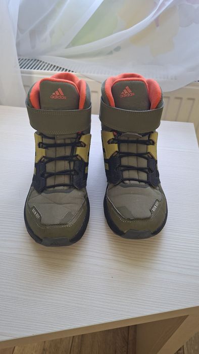 Продам зимові Adidas 36p