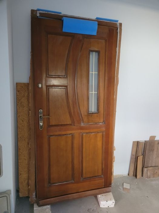 Drzwi wejściowe drewniane z framugą