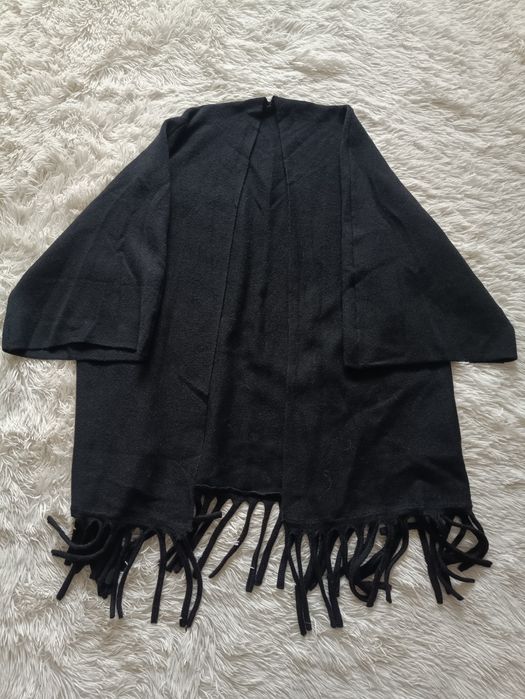 Czarna narzutka, ponczo, oversize, z frędzlami