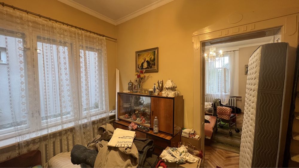 Дім на 8 сотинах престижна локація