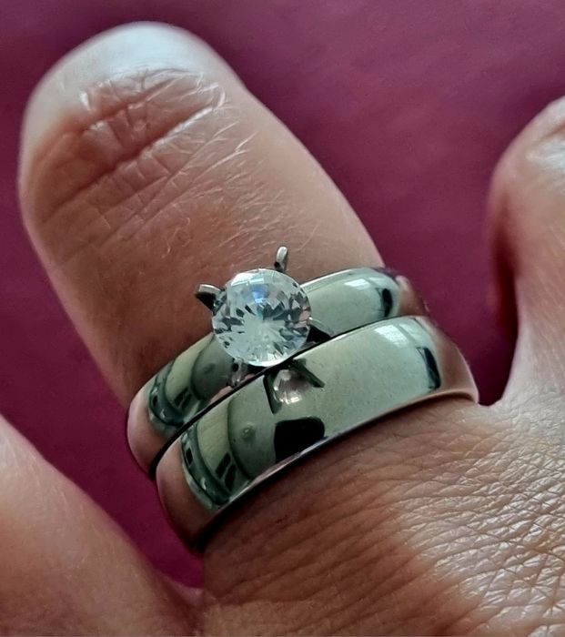 Conjunto de 2 anéis/alianças prateados (1 solitário), em aço, T19.