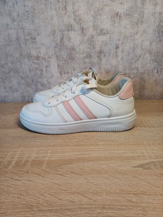 Кросівки 36р білі