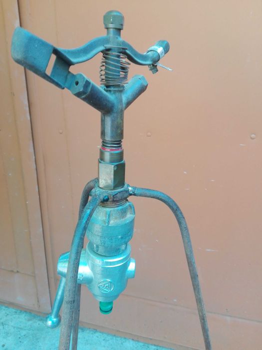 metalowy spryskiwacz do wody ogrodowy
