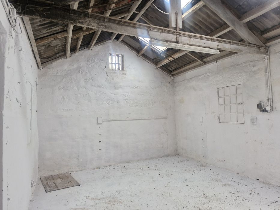 Armazém com 250 m2  à Avenida da Boavista.