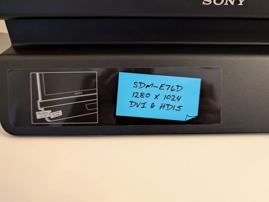 Dois monitores Sony