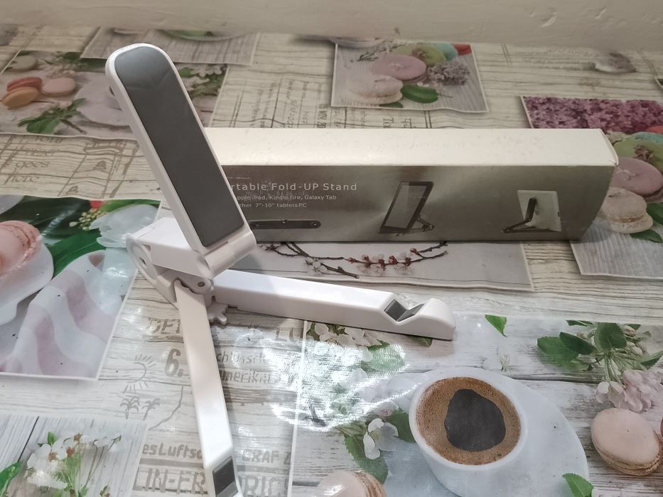 Підставки під гаджети двох типів.