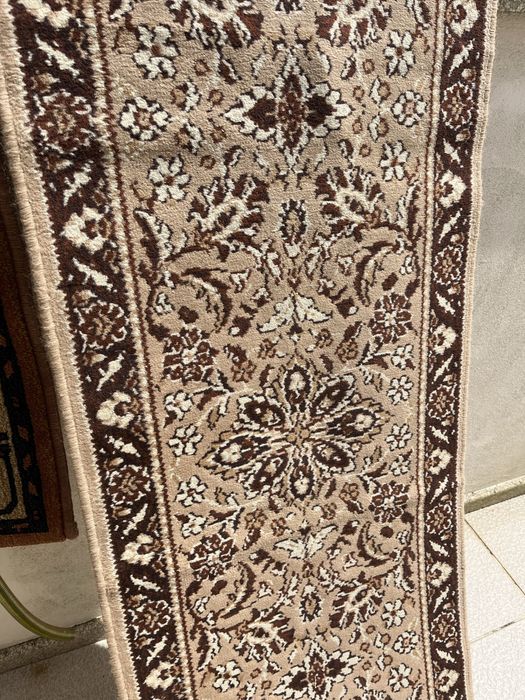 Passadeira em tons de castanho e padrão vintage