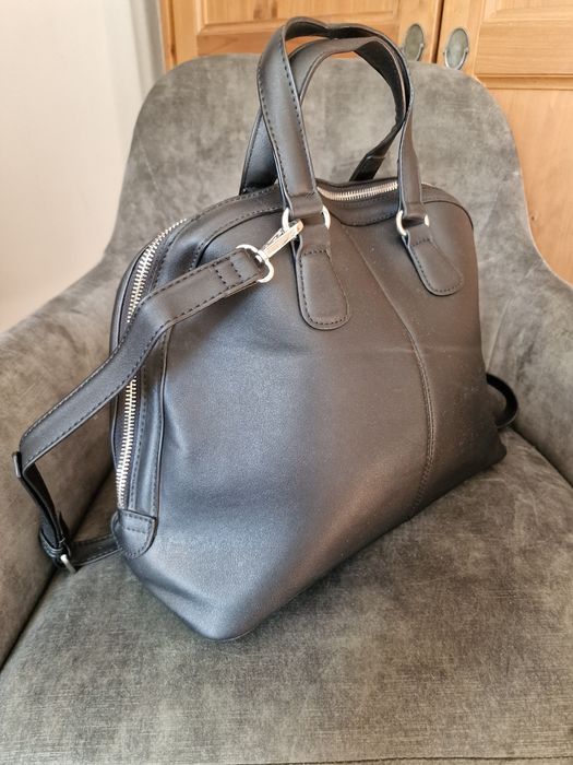 Czarna torebka typu kuferek