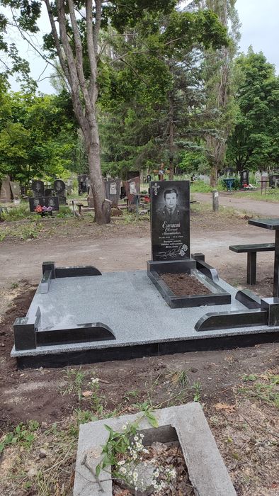 Гранитные памятники.Харьков