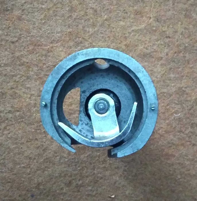 Привод и посадочное место челночного устройства