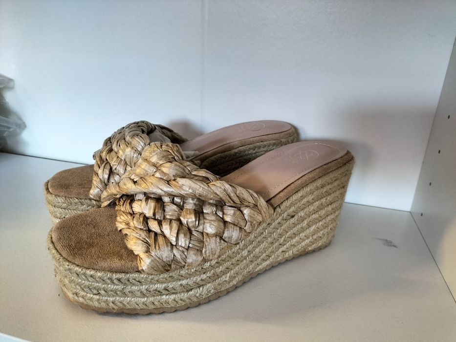 Sandália salto cunha